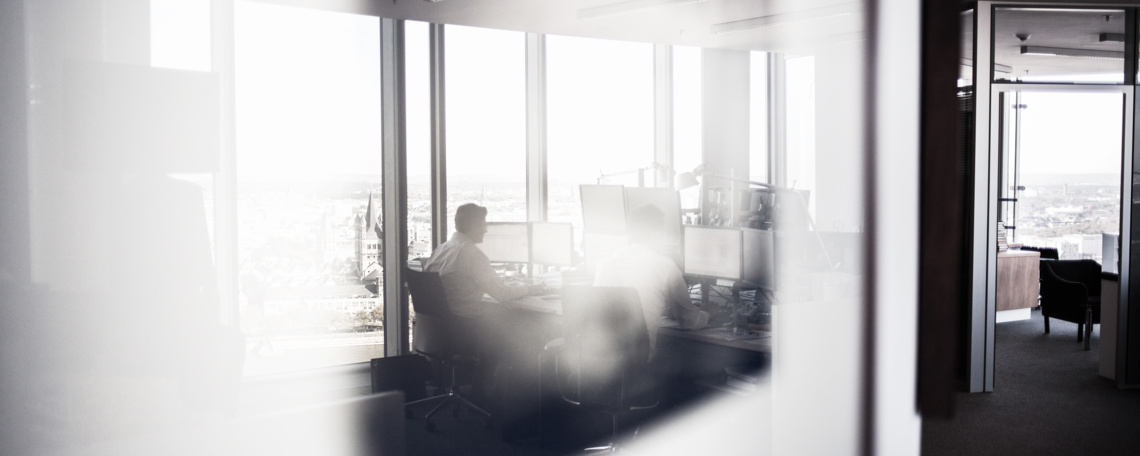 Mann sitzt am Schreibtisch | © Scheemann